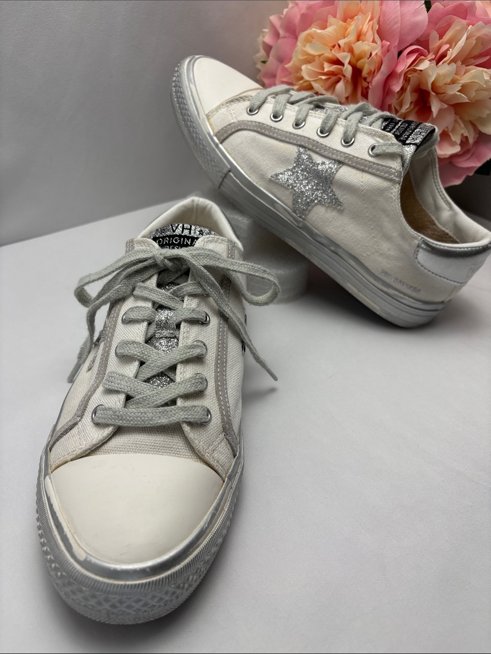 Vintage Havona Women’s 8 White Sneakers with Gray Laces #706